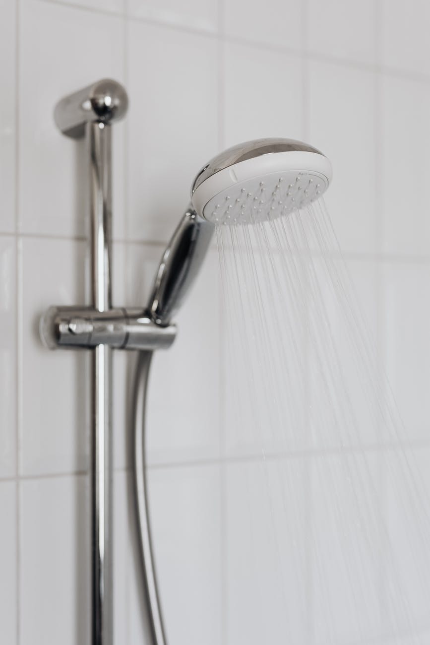 Karsten Gaedke und Alexander Schulze  präsentieren die Investoren ihre Dusch-Wassersparer Bluegreen Erfindung „PUREGREEN“, einen Duschkopf, der bis zu 50 Prozent Wasser sparen soll.